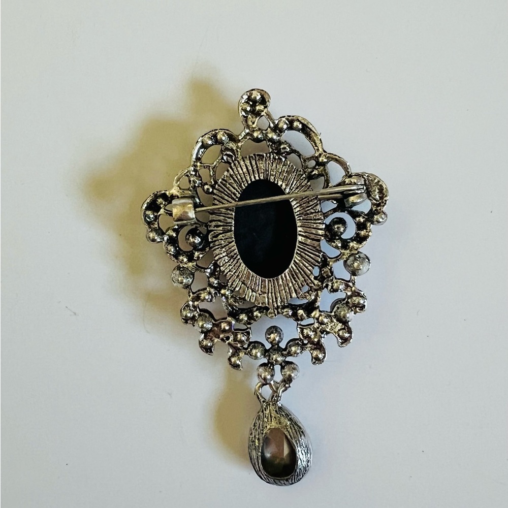 NEW Elegant Purple & Silver Tone Cameo Brooch✨ - Picture 7 of 7